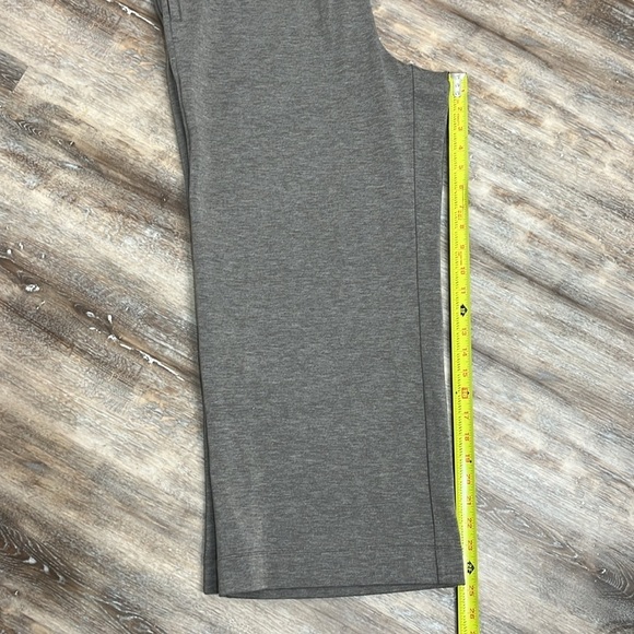 Weekends by Chico’s Size Large 12 Gray Wide Leg Sweatpants Pants Pull On Crop - Picture 10 of 12